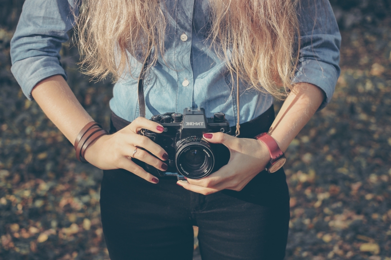 photographe-LES MUJOULS-min_hand-person-girl-woman-camera-photography-614-pxhere.com